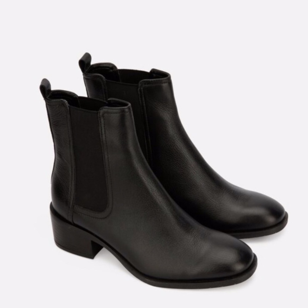 Kenneth Cole Salt Chelsea Leather Heeled Boots